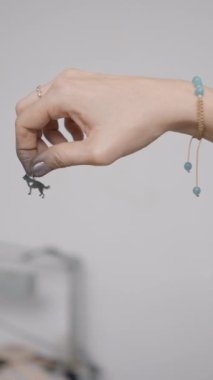 El yapımı Gümüş Hayvan Kolyeli Zanaatkar Kuyumcu. Seçici Odaklanma Çekimi FullHD Dikey Video