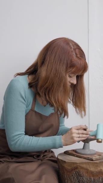 Kobieta Artisan Używa Gumowego Młotka Kształtowaniu Biżuterii Dla Zwierząt Domowych — Wideo stockowe