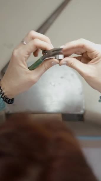 Werkende Juwelier Met Tangen Handgemaakt Een Stuk Van Zilver Metaal — Stockvideo