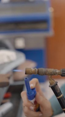 Kadın Kuyumcu, atölyede gaz püskürtücü el işi yapıyor. Kapat, Yan Görünüm FullHD dikey video