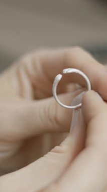 Sanatçının Kadın Eli Gümüş Mücevher Parçası Tutuyor. Seçici Odaklanma Çekimi FullHD Dikey Video