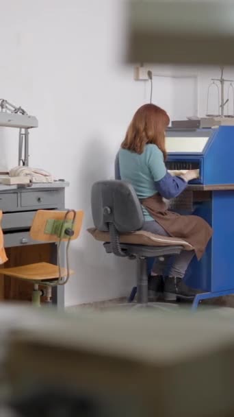 ペットのための手作りのジュエリーを作るワークショップで職人女性 幅広いフルHd垂直ビデオ — ストック動画