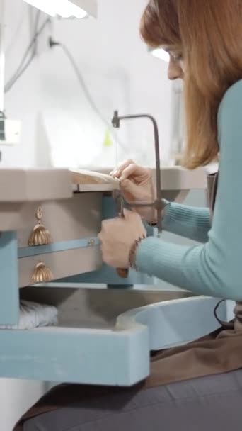 彼女のワーキングテーブルで金属材料をカットするために使用するジュエラー 中型ショットフルHd垂直ビデオ — ストック動画
