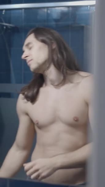 Banyodaki Aynanın Önünde Dans Eden Uzun Saçlı Adam Yavaş Çekim — Stok video