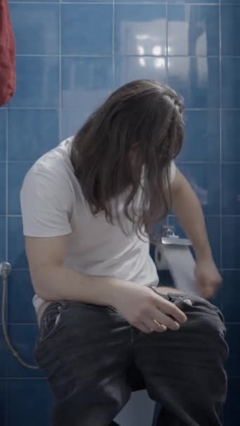 Young Caucasian Man Cleaning Himself Shit Toilet Frontal Shot Vertical — ストック動画