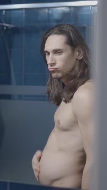 Genç Zinde Bir Adam Banyo Aynasında Göbeğine Bakıyor Orta Çekim — Stok video