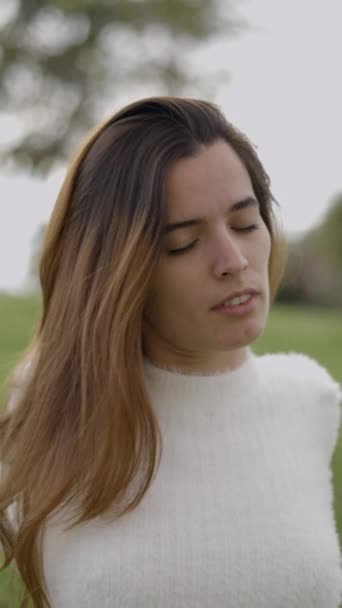 Açık Havada Boynunu Sırtını Geren Genç Bir Kadının Yakın Portre — Stok video