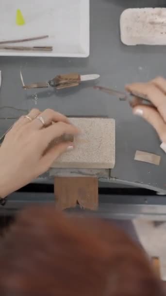 도구를 테이블에 보석을 만드는 기업가 Fullhd 비디오 — 비디오