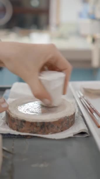 Mão Feminina Espalhando Pintura Óleo Fatia Madeira Pet Jewelry Making — Vídeo de Stock