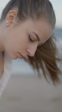 Masözlerin ve müşterilerin vücut masajının ön görüntüsü. Arka planda okyanus. - FullHD dikey video