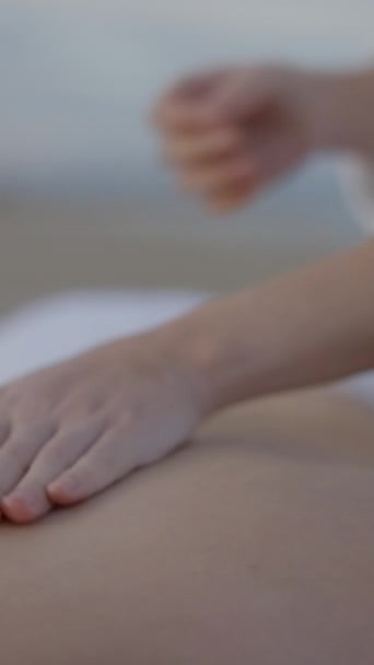 Onherkenbare Man Krijgt Ontspannende Rugmassage Het Strand Fullhd Verticale Video — Stockvideo