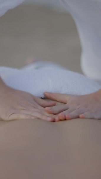 Handen Van Onbekende Masseuse Tijdens Revitaliserende Massage Het Strand Fullhd — Stockvideo