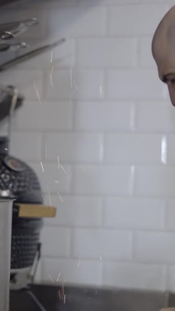 Mannelijke Chef Kok Werkt Door Kachel Restaurant Keuken Half Lichaam — Stockvideo