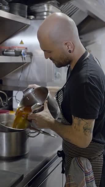 Zijaanzicht Van Mannelijke Chef Kok Restaurant Keuken Zeefsaus Potten Fullhd — Stockvideo