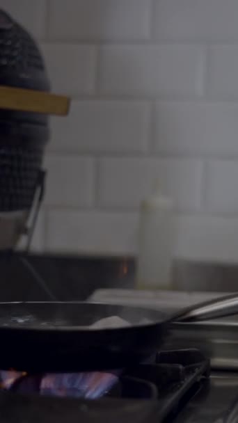 レストランキッチンのシェフの近い側面ビュー 顔なし フルHd垂直ビデオ — ストック動画