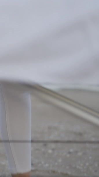 Ноги Руки Неузнаваемой Массажистки Выполняющей Расслабляющий Массаж Пляже Детальный Снимок — стоковое видео