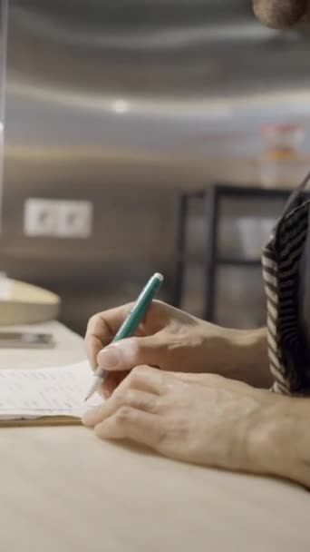 Restoran Mutfağındaki Yastığa Yazı Yazan Erkek Şefin Yakın Bir Yan — Stok video
