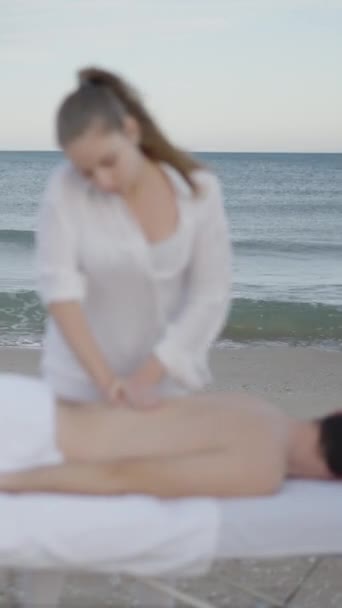 Foreground Desfocado Mulher Realizando Massagem Praia Com Vista Para Mar — Vídeo de Stock