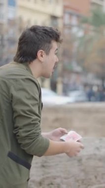 Sihirbazın sokakta bilinmeyen kişilere sihirbazlık numaraları göstermesi. - FullHD dikey video