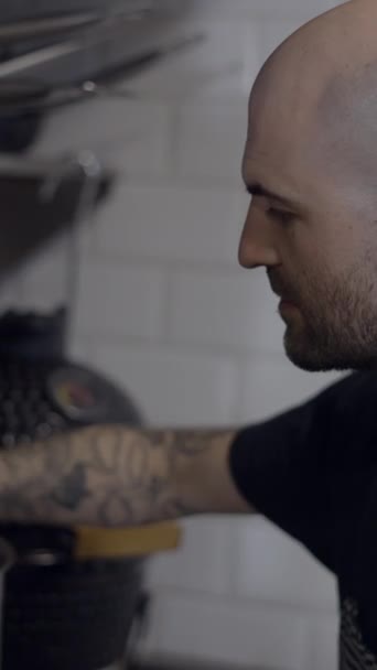 有纹身的男性厨师在厨房里用勺子品尝食物 近距离斜面 Fullhd垂直视频 — 图库视频影像