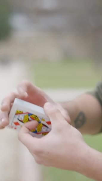 Homem Mágico Mostrando Truque Magia Rua Com Cartas Close Tiro — Vídeo de Stock