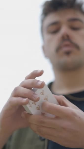 Közelkép Egy Bűvészkezű Kártyatrükkökről Dobás Elkapás Kártyák Levegőben Háttér Fekete — Stock videók