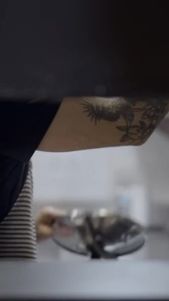 レストランキッチンで働く男性シェフの壁の穴を通して見る Fullhd垂直ビデオ — ストック動画