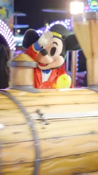 バレンシアファンフェア ミッキーマウスの男は 電車に乗っている人々を歓迎します トレンチャック 子供を楽しませるアトラクション Fullhd垂直ビデオ — ストック動画