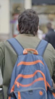 Sihirbazlık numaraları göstermek için halka doğru yürüyen bir adamın arka görüntüsü. - FullHD dikey video