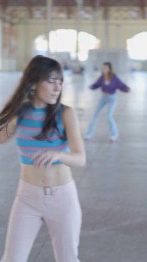 Açık havada paten kayan kızların Slomo çekimi FullHD dikey video.