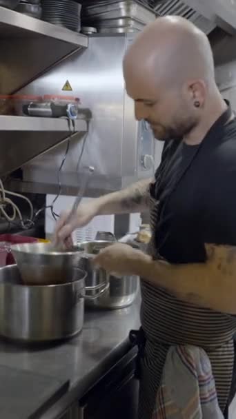 Halbkörper Seitenansicht Eines Männlichen Kochs Der Der Restaurantküche Arbeitet Fullhd — Stockvideo
