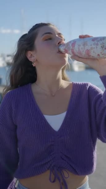 Tiener Meisje Drinkt Uit Fles Door Haven Zonlicht Sluiten Slomo — Stockvideo