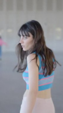 Genç kadınlar boş bir depoda el kamerasıyla kayıyorlar, FullHD dikey video.