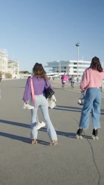 Três Meninas Patinagem Por Porto Luz Sol Slomo Por Trás — Vídeo de Stock