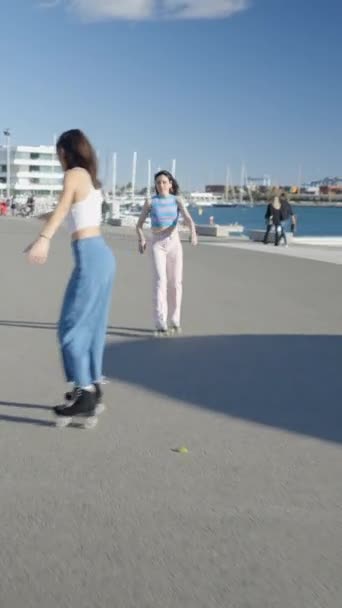 Três Meninas Giram Torno Patins Por Porto Circo Luz Solar — Vídeo de Stock