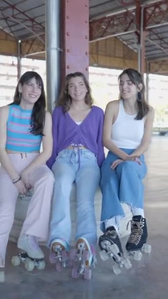 Três Meninas Vestindo Patins Sentar Conversar Rir Handheld Fullhd Vertical — Vídeo de Stock
