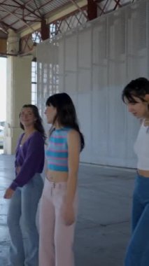 Açık havada paten kayan üç mutlu kızın yakın çekim görüntüsü.