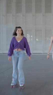 Üç genç bayanın paten kayması, Slomo - FullHD Dikey Video