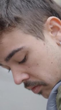 Sihirbazın yakın plan çekimleri sokakta sihirbazlık numaraları gösterecek birilerini arıyor. - FullHD dikey video