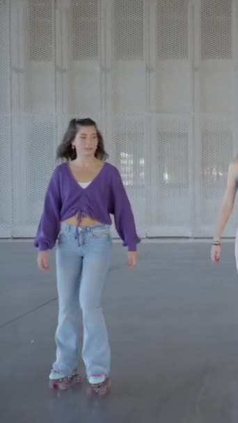 3人の若い女性のローラーのスケート スロモの後ろの背部ショット フルHdの縦ビデオ — ストック動画