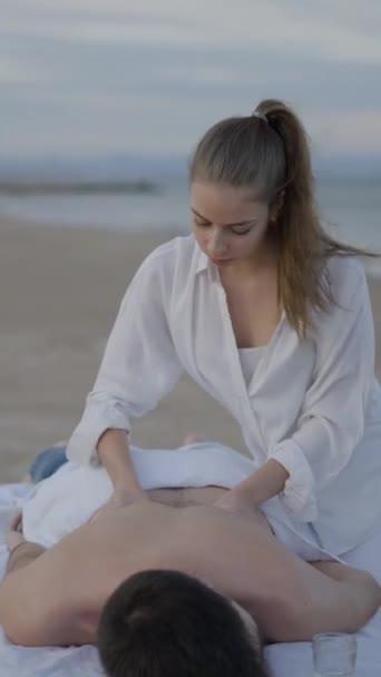 Ondernemer Masseuse Geeft Zachte Massage Aan Jonge Mannelijke Klant Het — Stockvideo