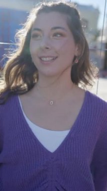 Metal çitin yanında iki kız gülüyor ve yiyor, slomo yakın - FullHD dikey video