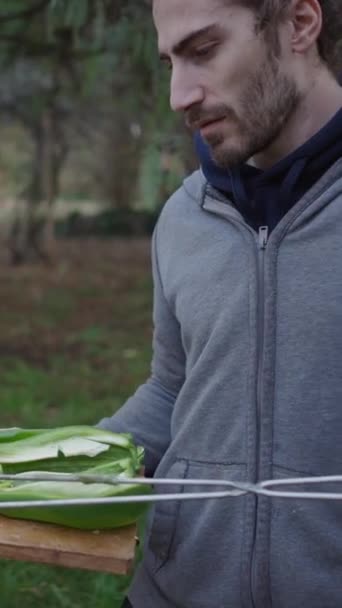 Sebzeleri Izgaraya Koymak Için Yemek Kıskacı Kullanan Adama Yaklaş Bahçedeki — Stok video