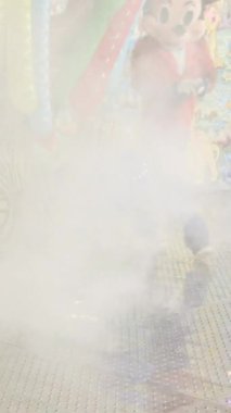 Valencia Lunaparkı - Mickey Mouse kostümlü adam çocuklar hız trenine binerken büyük makaslarla saç kesiyormuş gibi yapan insanları neşelendiriyor.