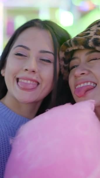 Güzel Bir Bayan Çift Telefonuyla Selfie Çekiyor Diş Ipi Yiyor — Stok video