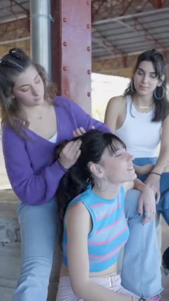 Patinador Niñas Ropa Colores Sentarse Aire Libre Arreglar Cabello Fullhd — Vídeo de stock