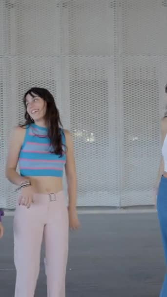 Panorámica Tres Chicas Patines Charlando Riendo Fullhd Vertical Video — Vídeo de stock