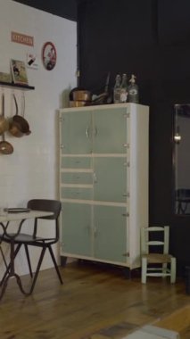 İspanya 'da küçük, rahat, modern bir restoranın iç mekanı FullHD dikey video