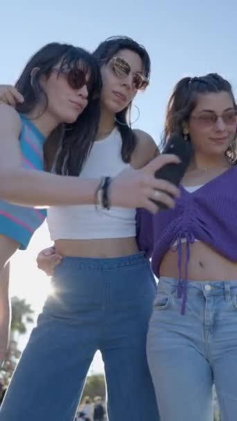 Mädchen Mit Sonnenbrille Und Bunten Kleidern Machen Selfies Mit Handys — Stockvideo