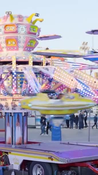 Люди Масках Насолоджуються Катанням Базі Нло Атракціон Карусель Валенсії Розваги — стокове відео